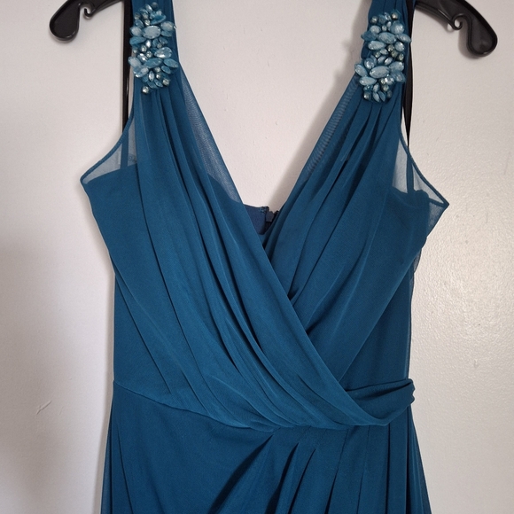 Elegant wedding dress. - Picture 3 of 8